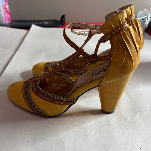 Seychelles Women's Mustard and Brown Heels - Picture 3 of 5
